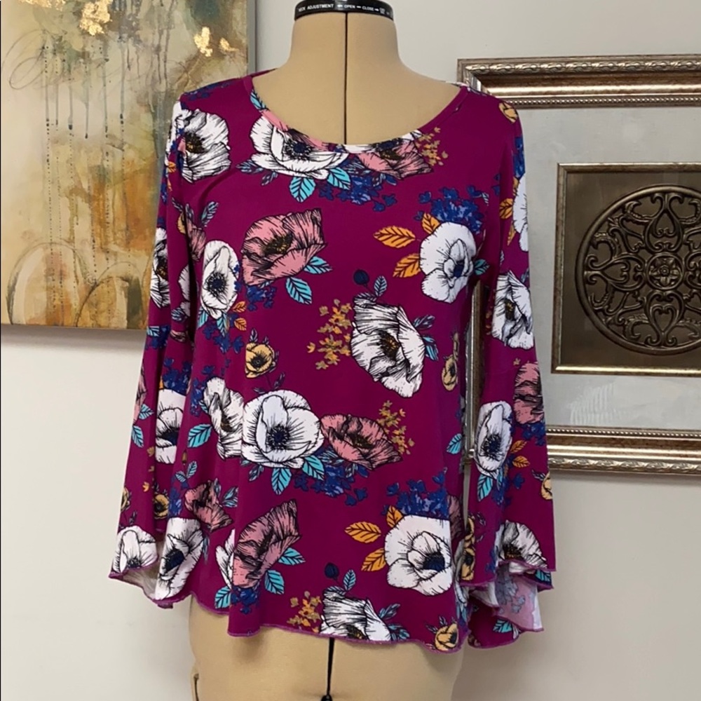 Magenta w poppies, bell sleeves top, Acemi, NWOT